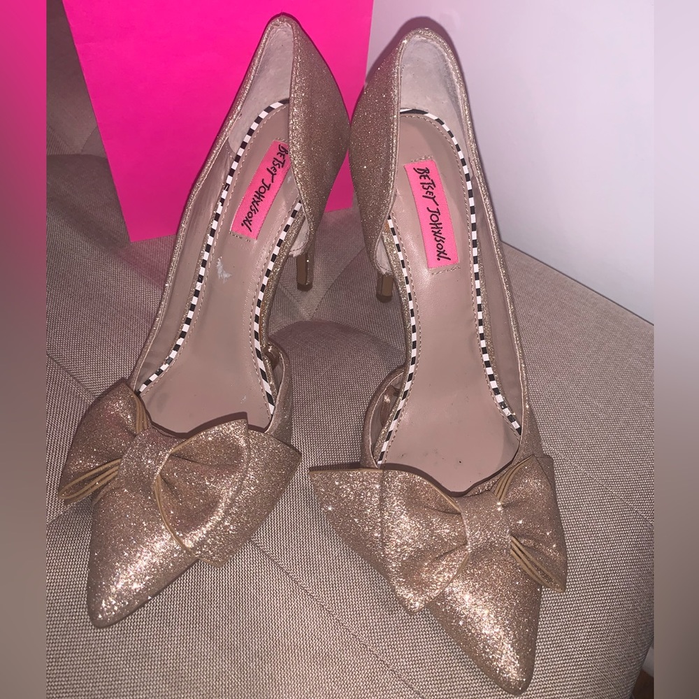 Stunning gold sparkly heels with bow